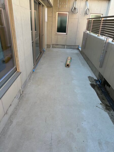 川崎市にて防水工事〈消防署バルコニーのウレタン塗膜防水工事〉の施工前写真